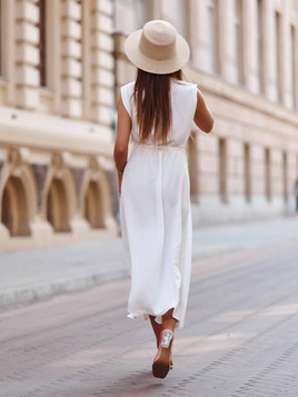 Biała sukienka z kopertowym dekoltem Cocomore