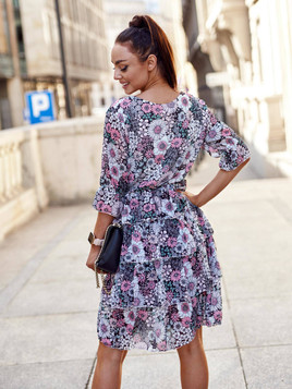 Czarna sukienka dekolt serek falbany Yups