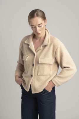 Beżowa krótka dzianinowa kurtka 