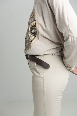 Beżowe spodnie boyfriendy z paskiem