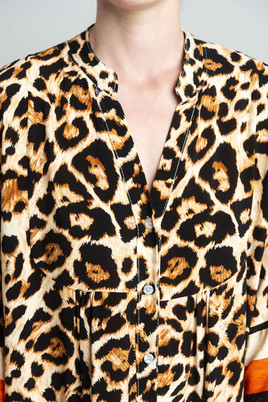 Beżowa luźna sukienka w panterkę