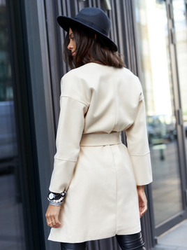 Beżowy płaszcz wiązany Och Bella