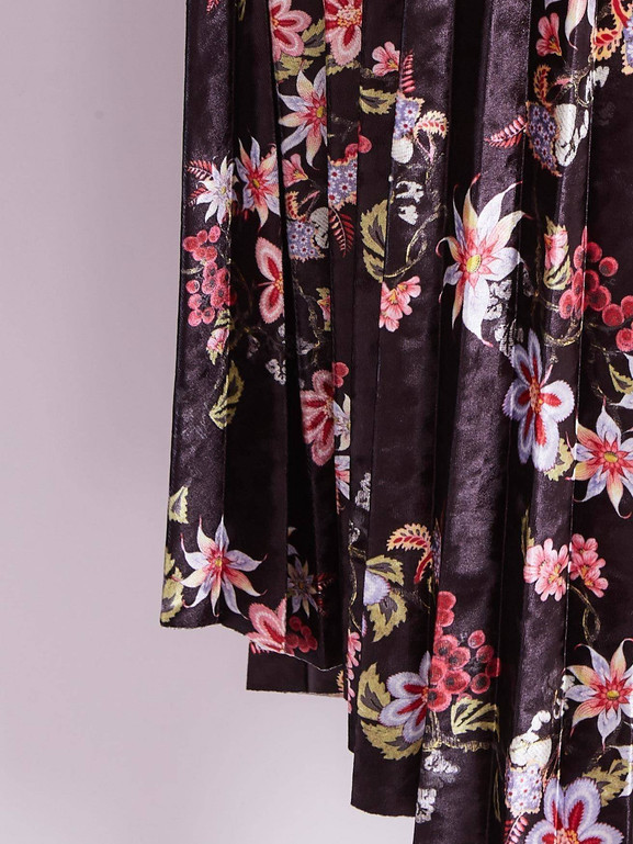 Spódnica welurowa zdobiona nadrukiem w kwiaty czarna