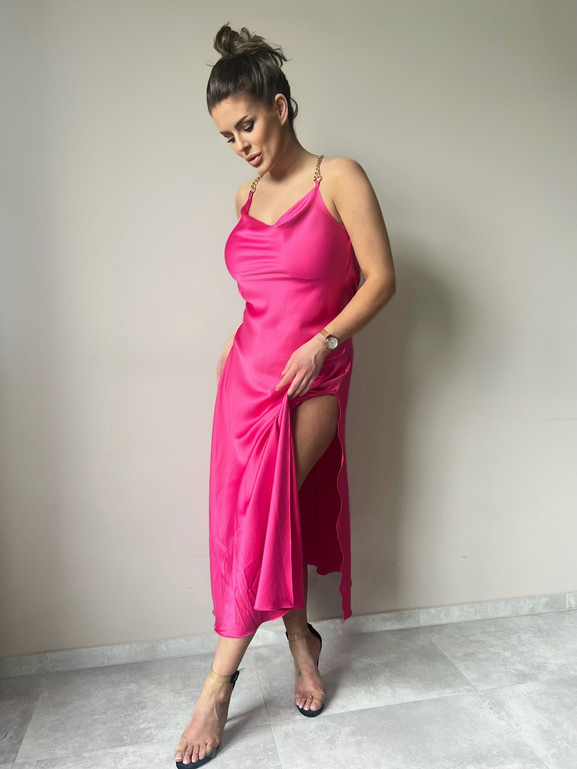 Różowa sukienka satynowa z biżuteryjnym łańcuszkiem By o la la