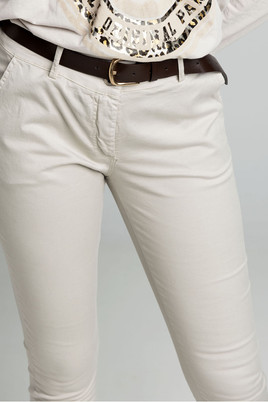 Beżowe spodnie boyfriendy z paskiem