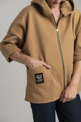 Camelowa przejściowa lekka kurtka z kapturem