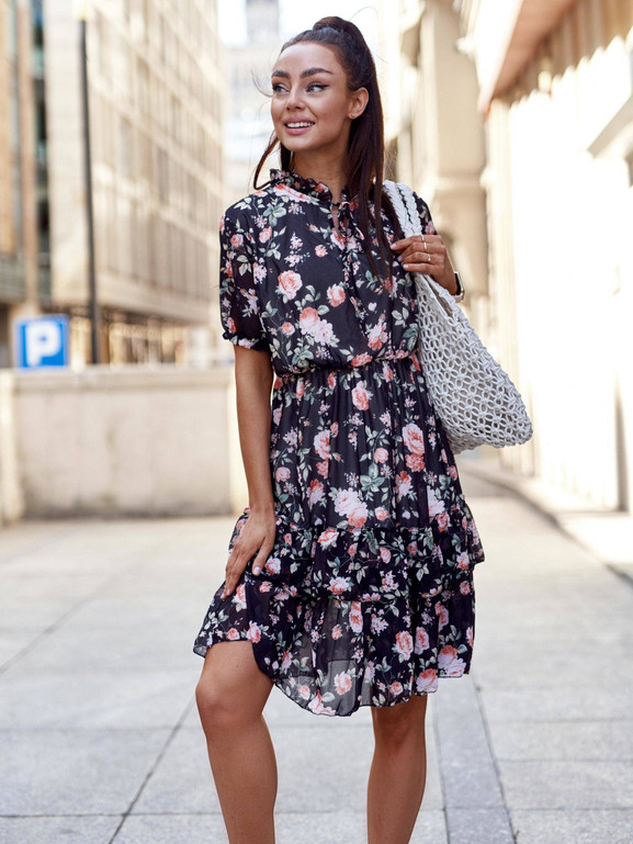 Czarna sukienka w kwiaty falbany
