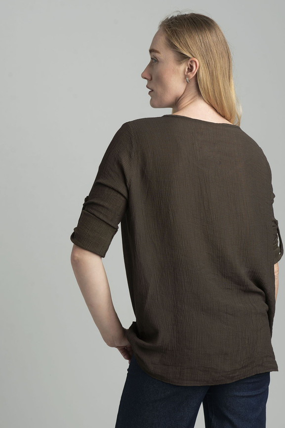 Brązowa prążkowana koszula z dekoltem V