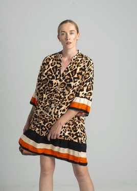 Beżowa luźna sukienka w panterkę