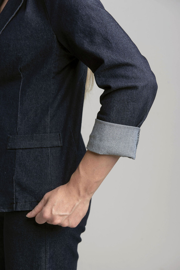 Niebieski jeansowy żakiet jednorzędowy