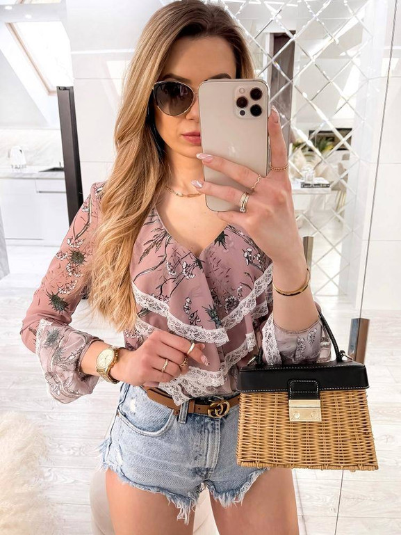 Pudrowa koszula z żabotem koronka roślinny wzór Cocomore