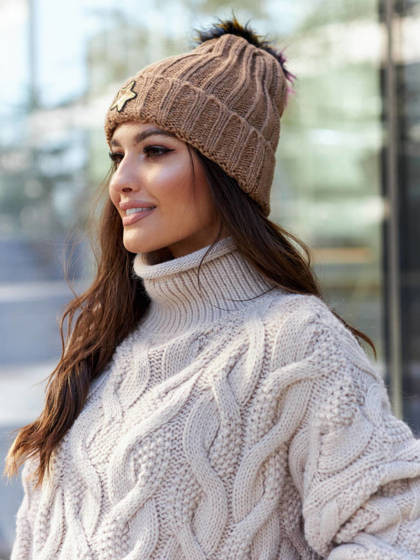 Czapka zdobiona naszywką cekinowa gwiazda brązowa