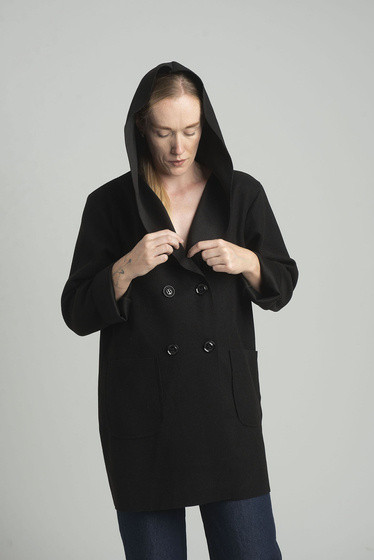 Czarny dwurzędowy płaszcz z kapturem