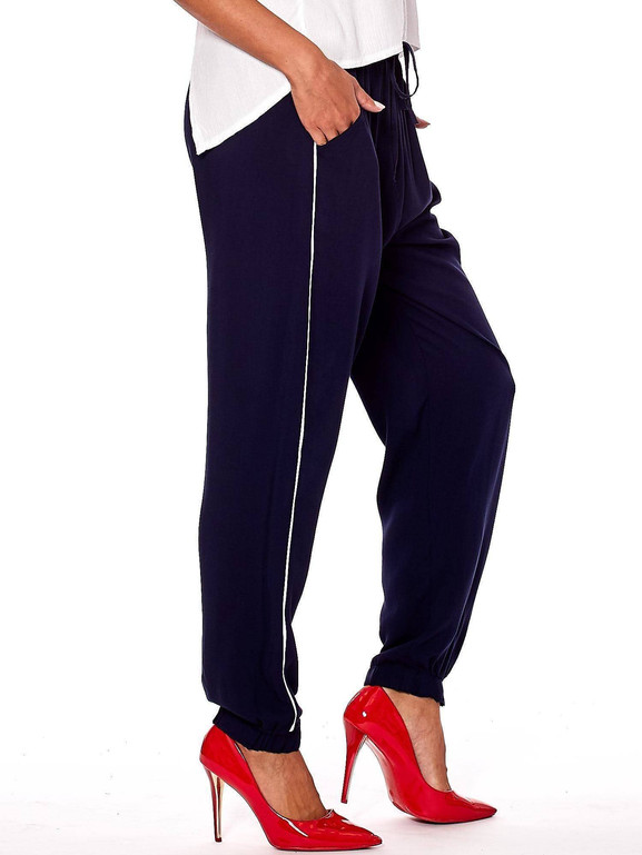 Spodnie typu joggery z lampasami granatowe