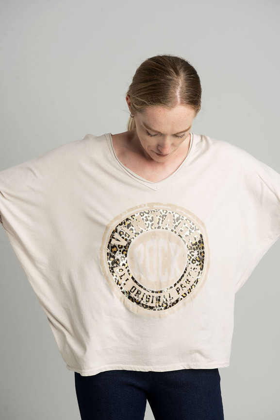 Beżowa bluzka oversize z błyszczącym nadrukiem