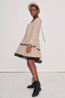 Beżowa sukienka w groszki z dekoltem caro Blue Shadow