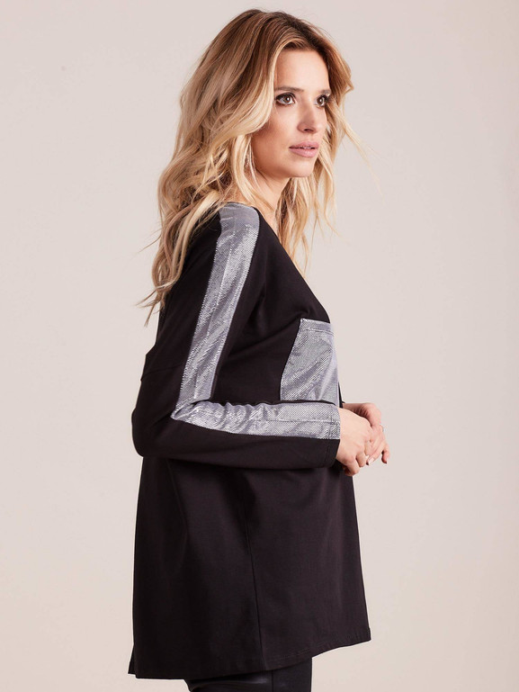 Bluzka o szerokim kroju z ozdobną kieszenią czarna