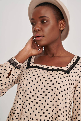 Beżowa sukienka w groszki z dekoltem caro Blue Shadow