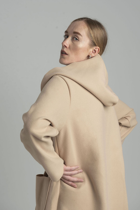 Beżowy dwurzędowy płaszcz z kapturem