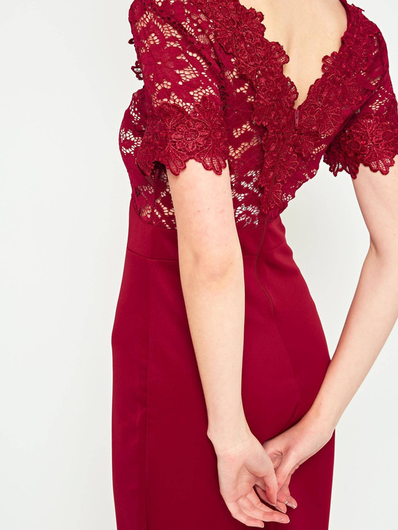 Sukienka ołówkowa zdobiona koronką bordowa