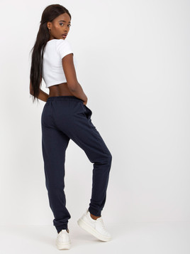 Granatowe spodnie dresowe wiązane w pasie