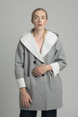 Szary dwurzędowy płaszcz z kapturem