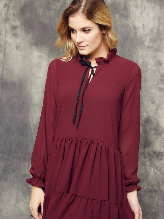 Sukienka Cocomore Boutiqe ze stójką i marszczeniami bordowa