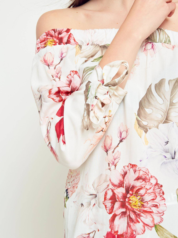 Bluzka w kwiaty z dekoltem carmen biała