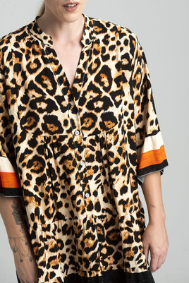 Beżowa luźna sukienka w panterkę