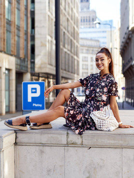 Czarna sukienka w kwiaty falbany 