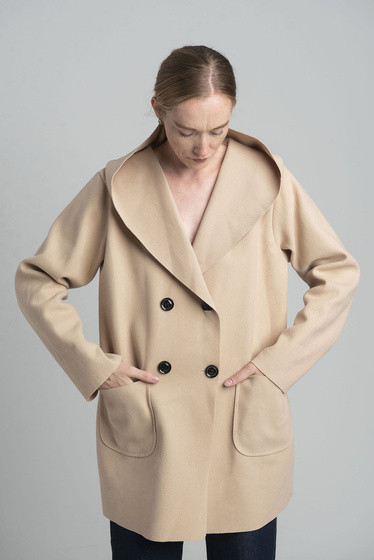 Beżowy dwurzędowy płaszcz z kapturem