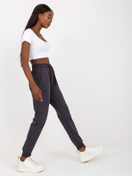 Grafitowe spodnie dresowe wiązane w pasie