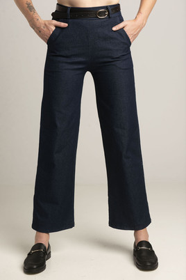 Granatowe jeansy z szerokimi nogawkami
