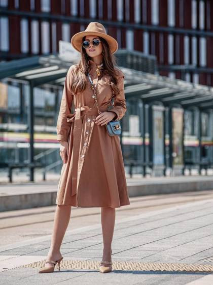 Karmelowa sukienka koszulowa z paskiem Cocomore