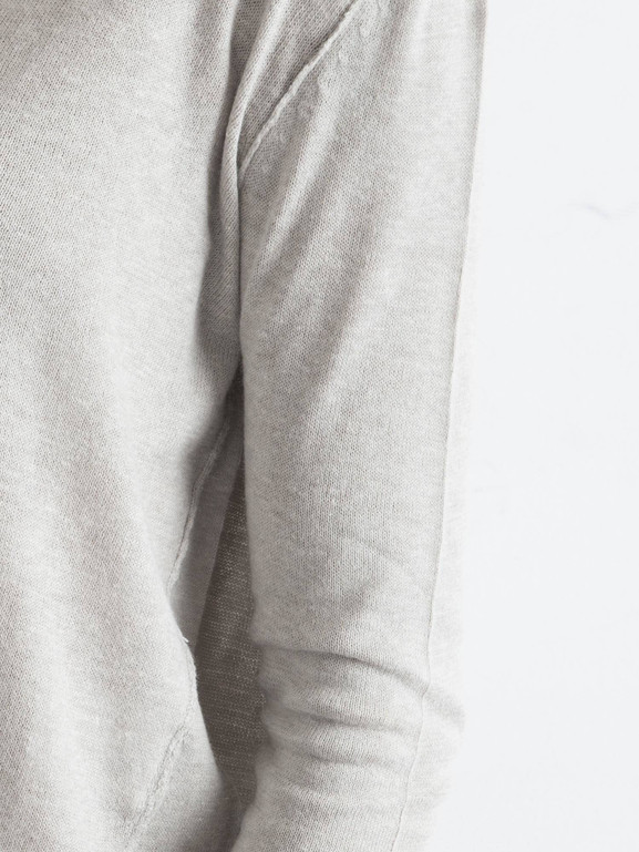 Jasnoszary sweter z dekoltem w serek