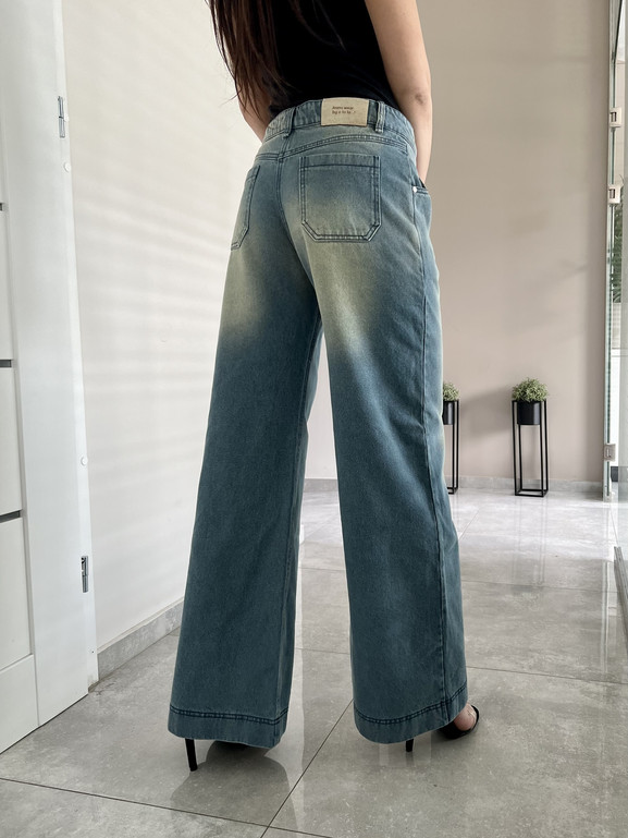 Niebieskie jeansy z szerokimi nogawkami By o la la