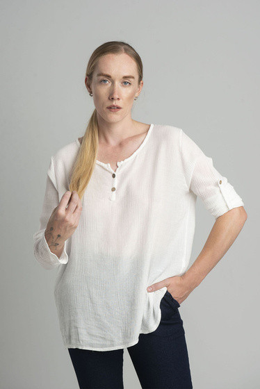 Biała prążkowana koszula z dekoltem V