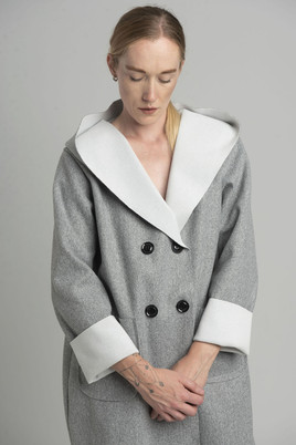 Szary dwurzędowy płaszcz z kapturem