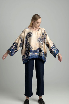 Beżowo-granatowa bluzka oversize wzór orientalny