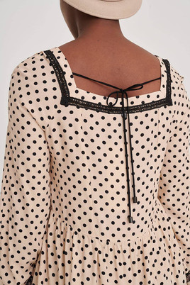 Beżowa sukienka w groszki z dekoltem caro Blue Shadow