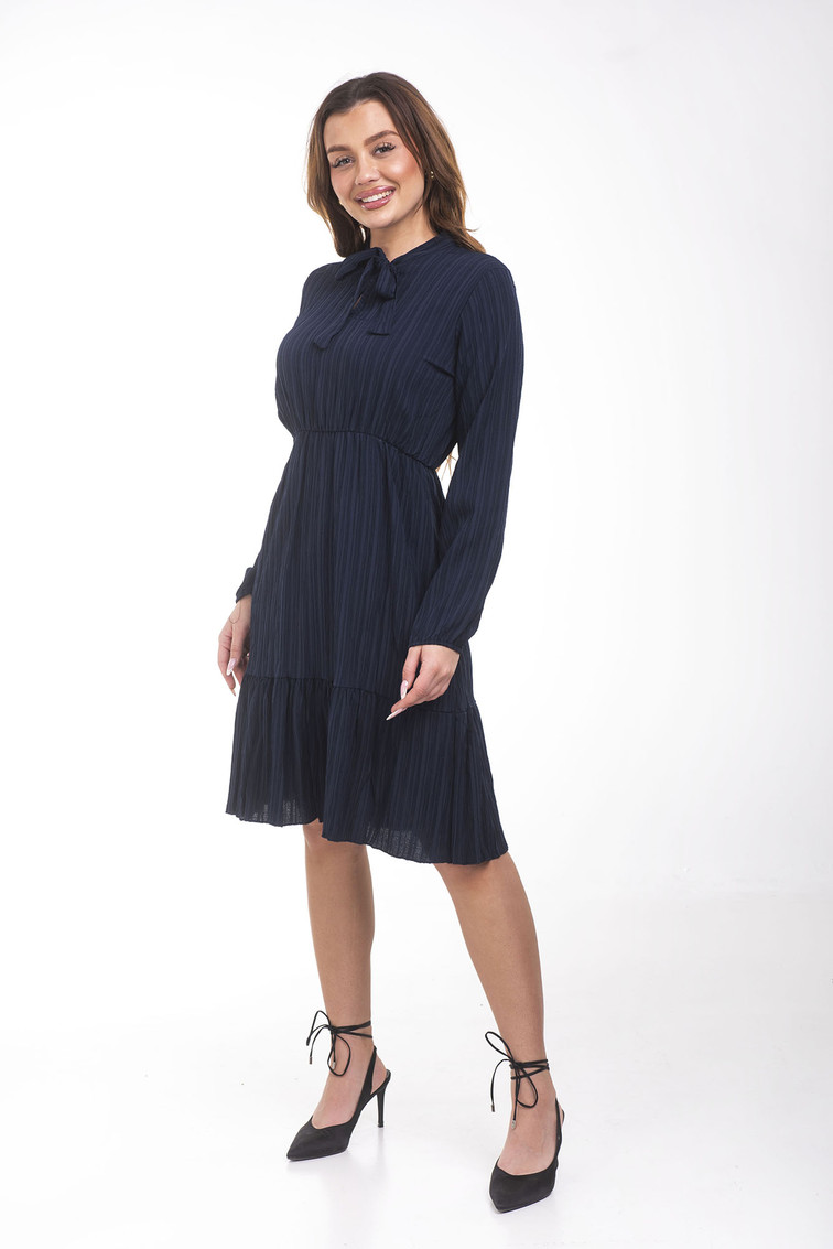 Granatowa sukienka z wiązaniem pod szyją i elastyczną talią