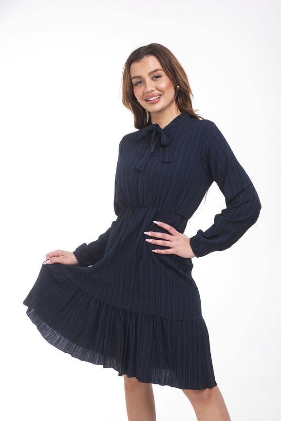 Granatowa sukienka z wiązaniem pod szyją i elastyczną talią