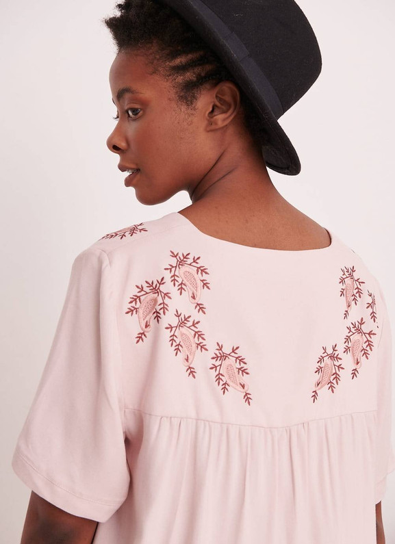 Różowa sukienka z haftem Blue Shadow
