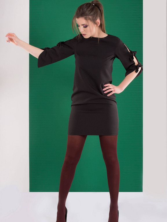 Sukienka zdobiona rozciętymi rękawami czarna