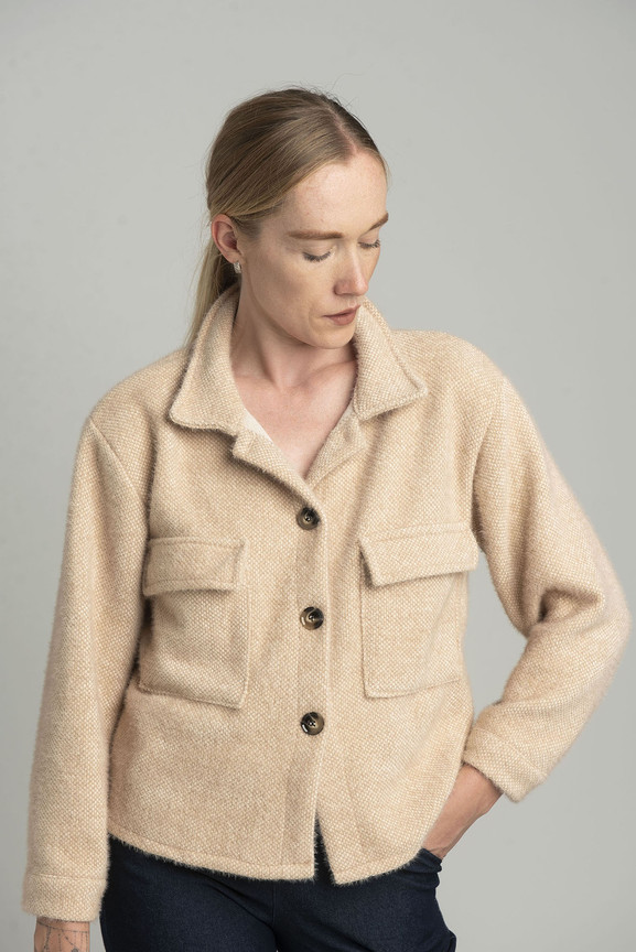 Beżowa krótka dzianinowa kurtka