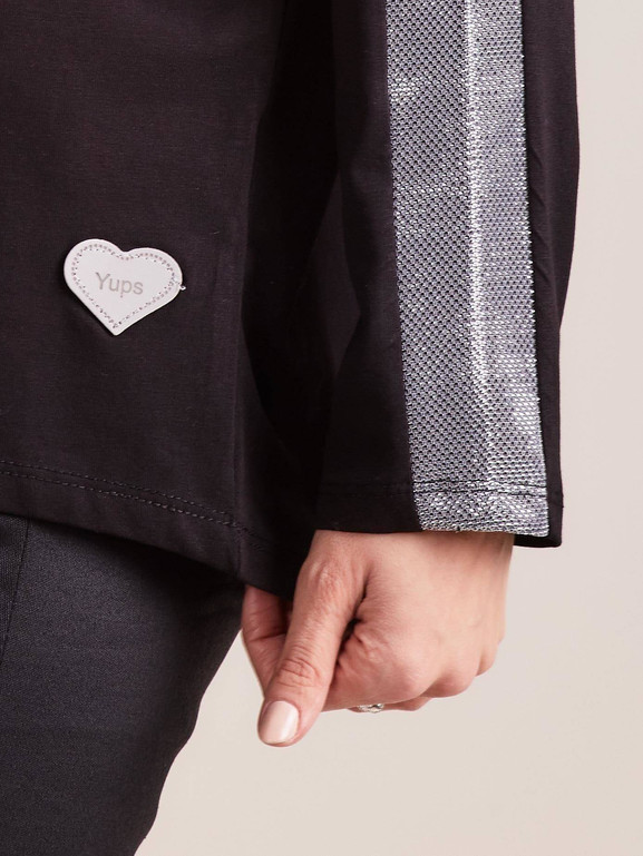 Bluzka o szerokim kroju z ozdobną kieszenią czarna