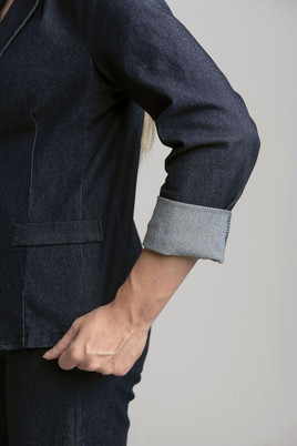 Niebieski jeansowy żakiet jednorzędowy