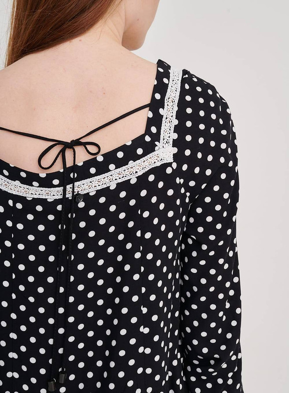 Czarna sukienka w groszki z dekoltem caro Blue Shadow