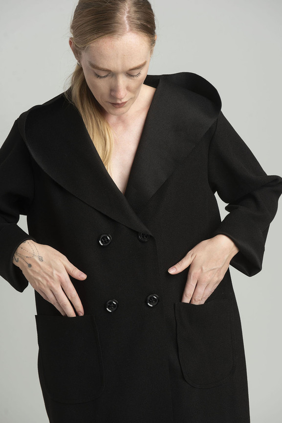 Czarny dwurzędowy płaszcz z kapturem