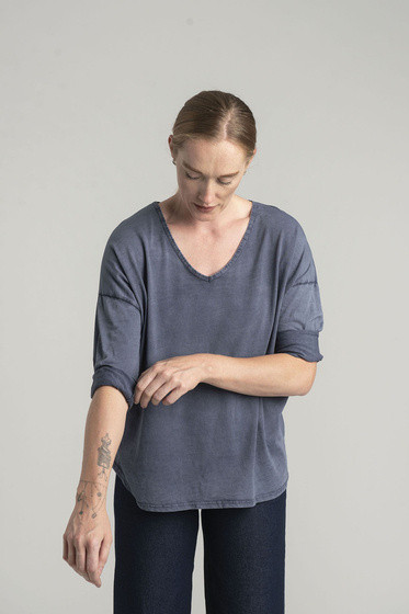 Niebieska bluzka z bawełny w serek